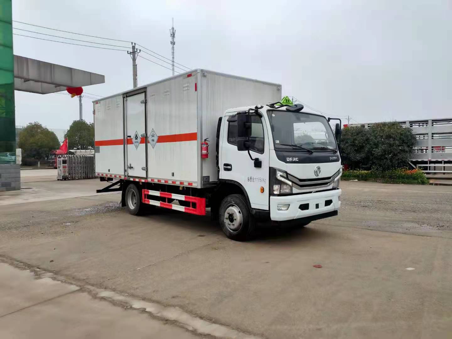 東風(fēng)5.2米廂式爆破器材運輸車